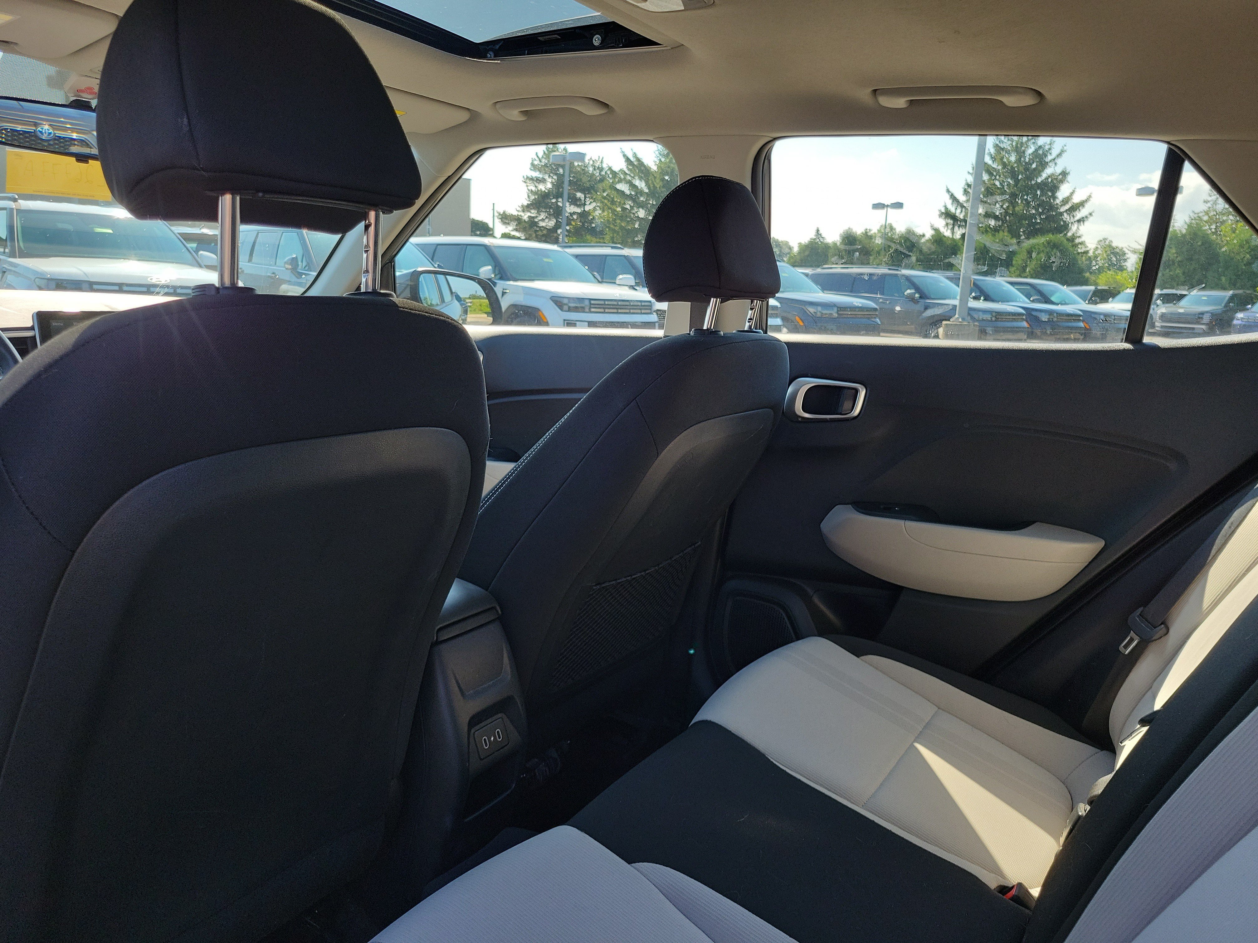 Used 2024 Hyundai Venue SEL FWD image 14