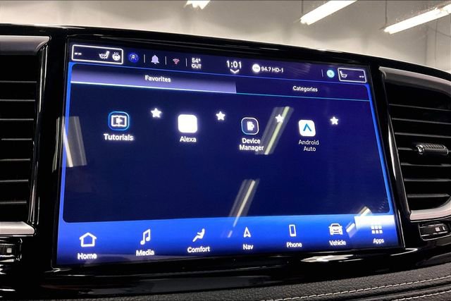 Used 2025 Chrysler Pacifica Limited image 34