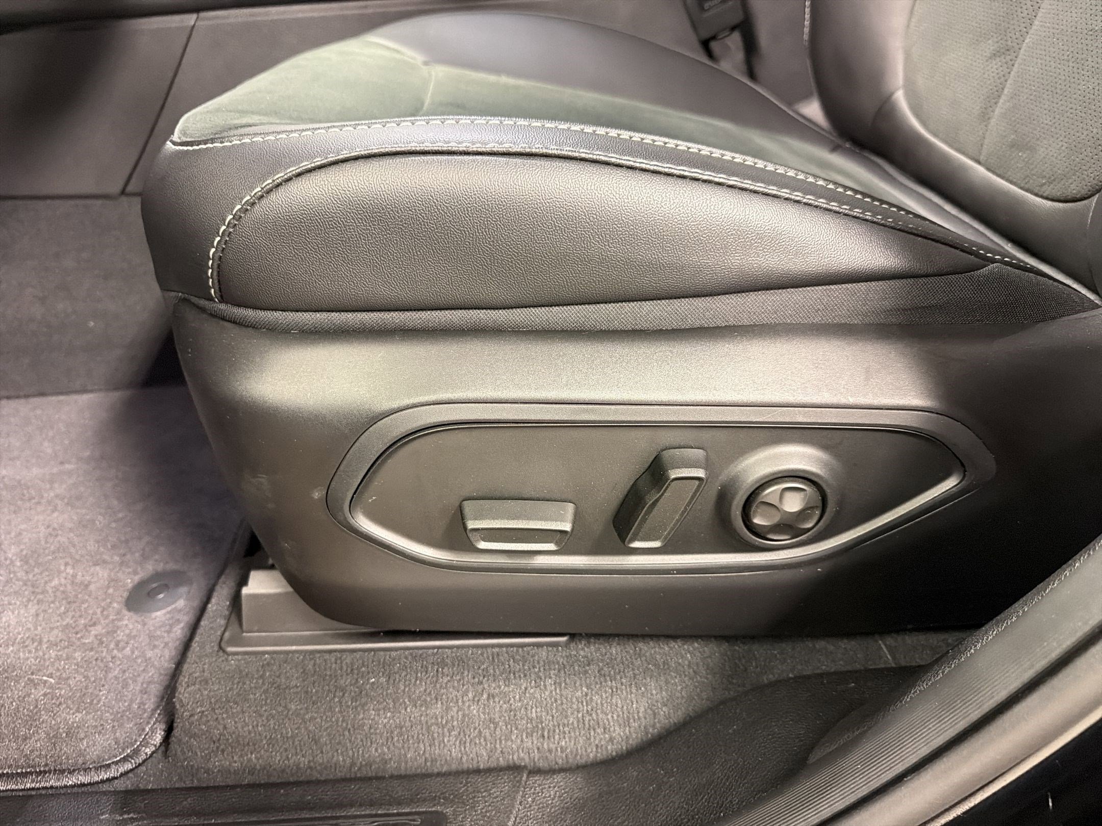 Used 2025 Jeep Grand Cherokee L Altitude image 13