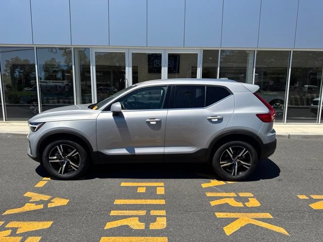 Certified 2025 Volvo XC40 B5 Core AWD/4WD image 2