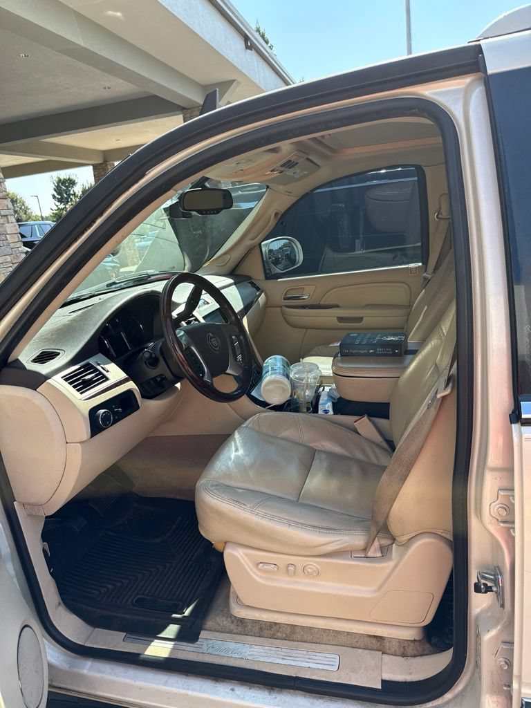 Used 2007 Cadillac Escalade AWD w/ Information Package image 2