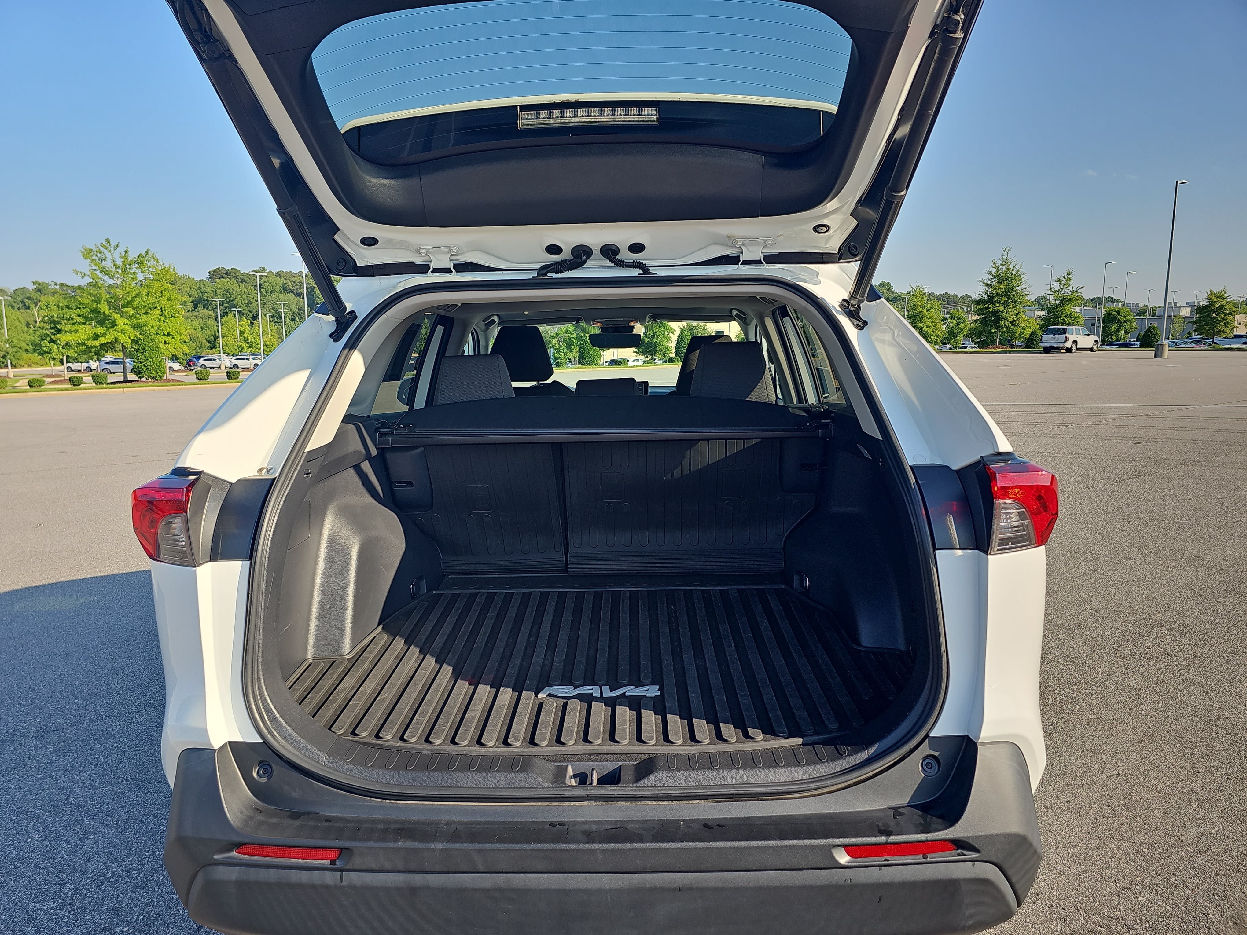 Used 2021 Toyota RAV4 XLE w/ Convenience Package FWD image 13