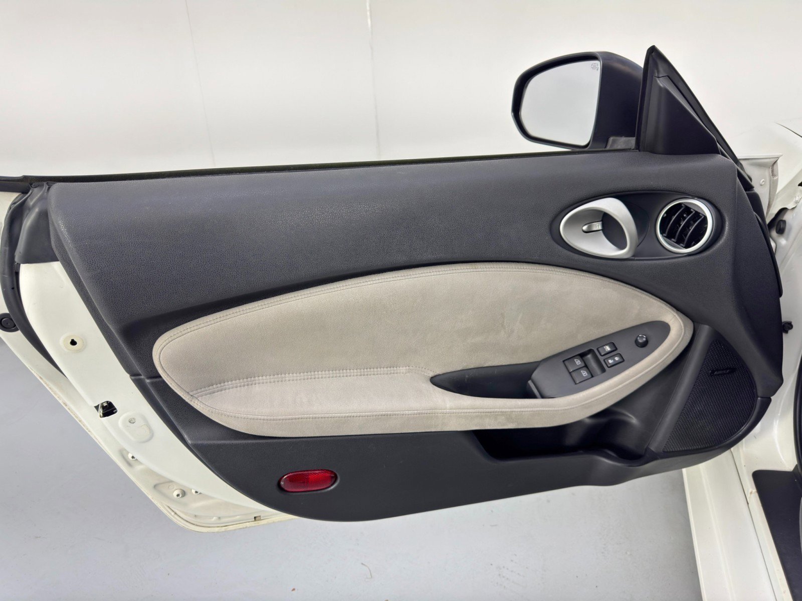 Used 2011 Nissan 370Z Touring image 33