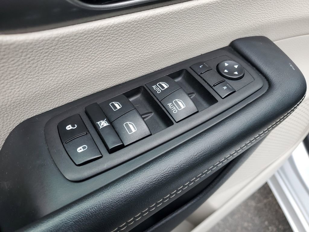 Used 2023 Chrysler Pacifica Touring-L image 24