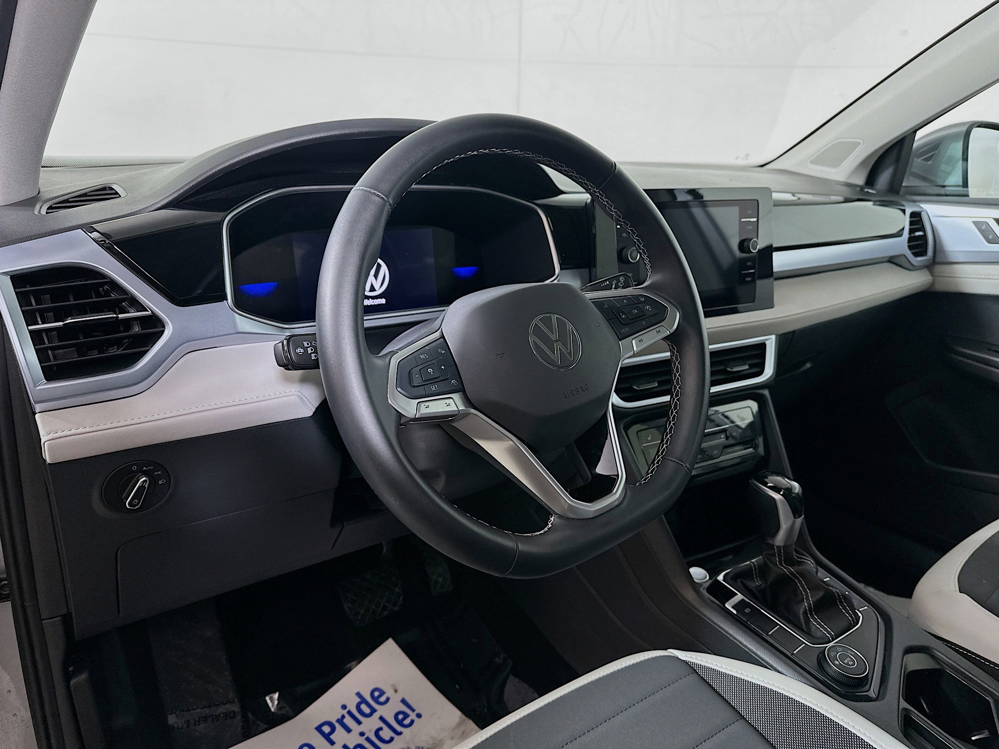 Used 2025 Volkswagen Taos SE w/ Panoramic Sunroof Package image 9