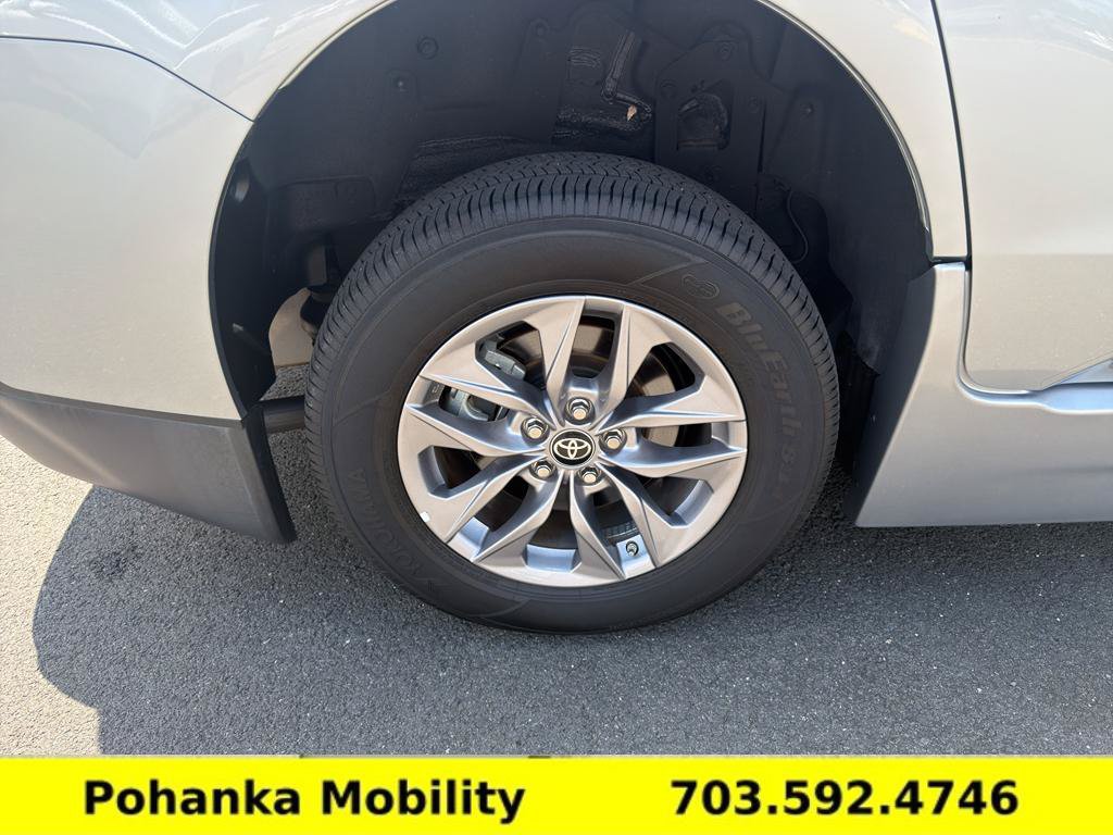 Used 2024 Toyota Sienna XLE FWD image 32