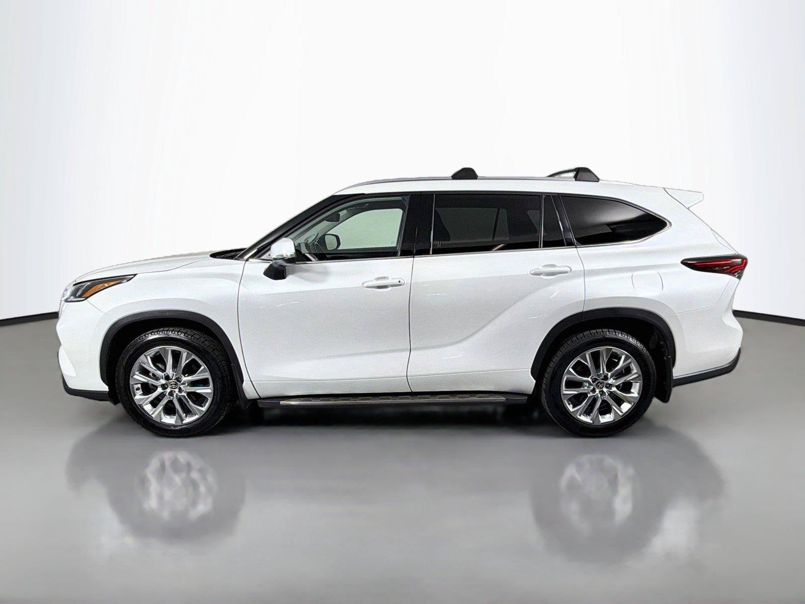 Used 2024 Toyota Highlander Limited FWD image 8