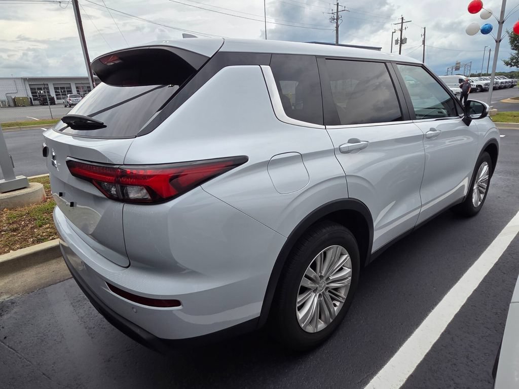 Used 2024 Mitsubishi Outlander ES FWD image 10