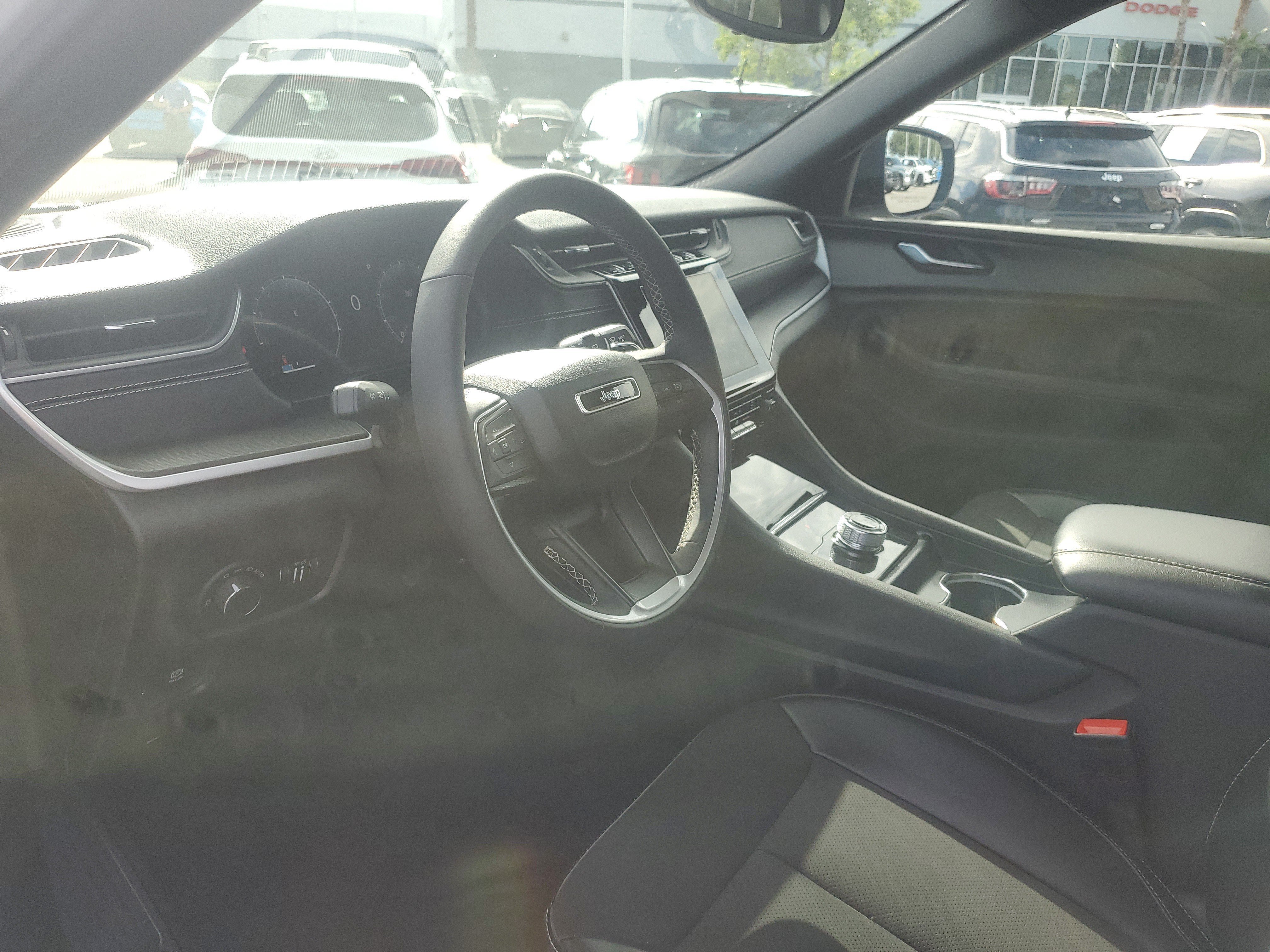 Used 2024 Jeep Grand Cherokee Altitude RWD image 11