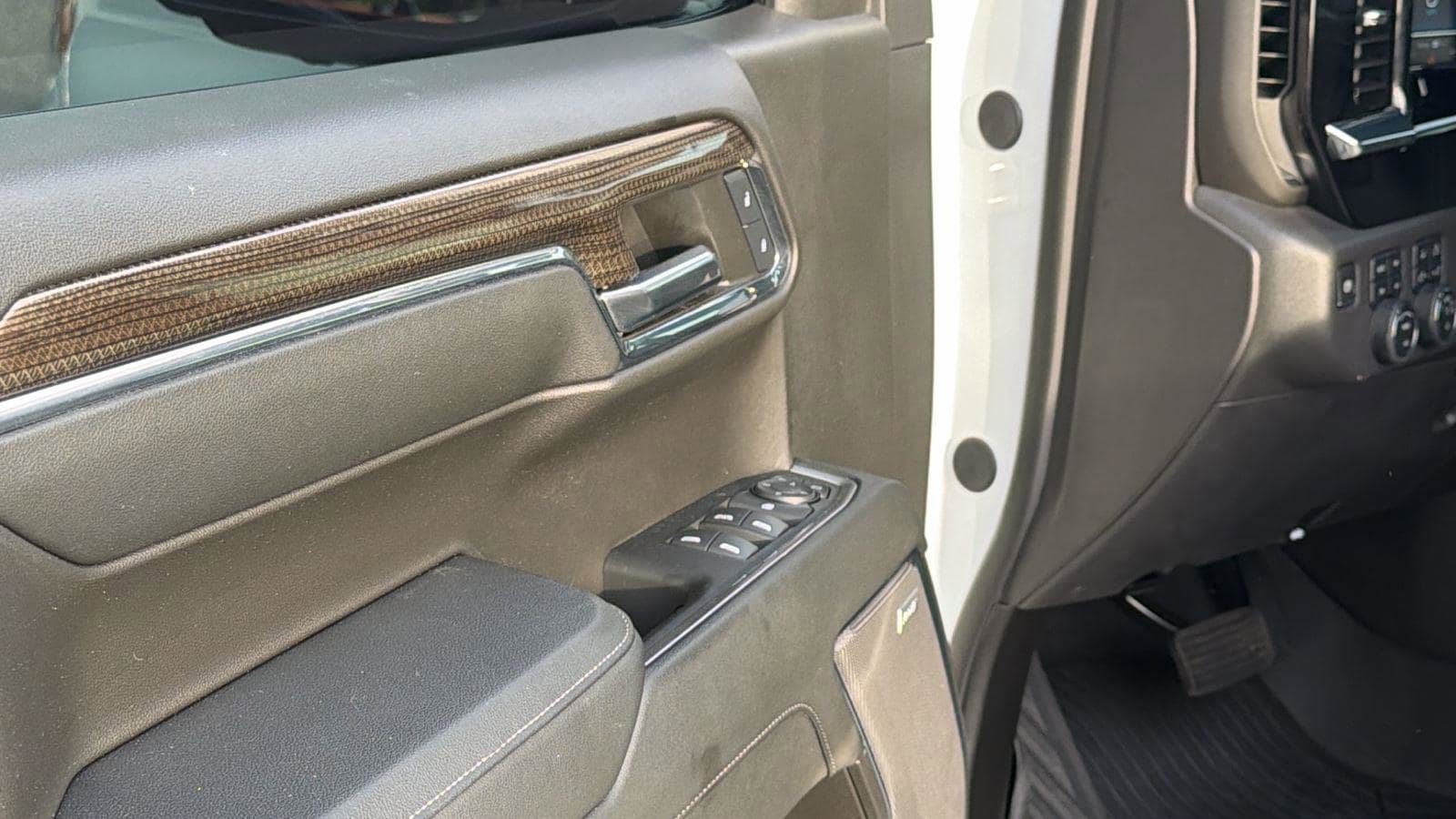 Used 2024 Chevrolet Silverado 1500 LT Trail Boss w/ Convenience Package II AWD/4WD image 11