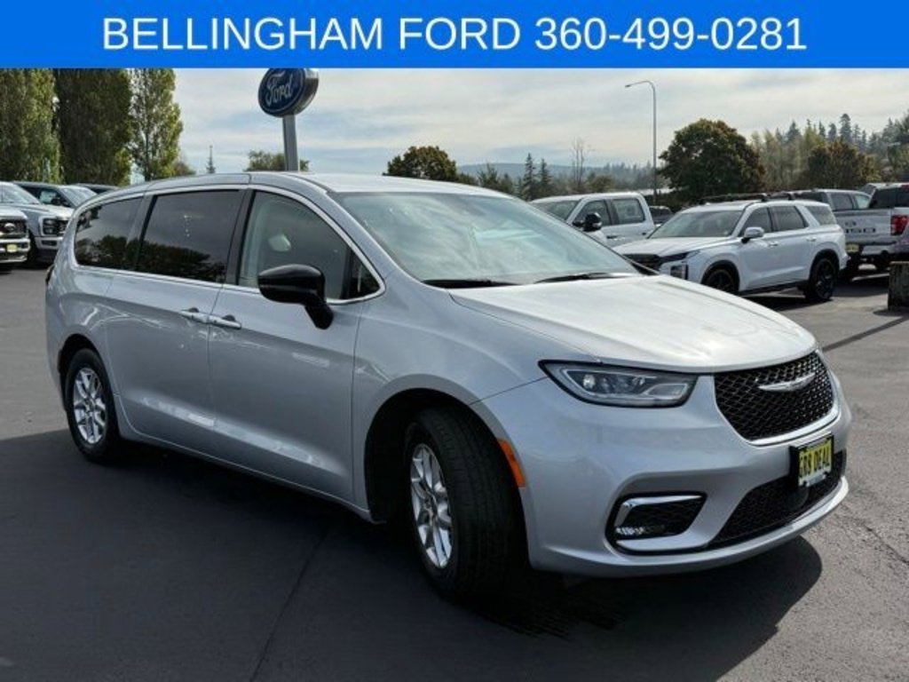Used 2024 Chrysler Pacifica Touring-L image 3