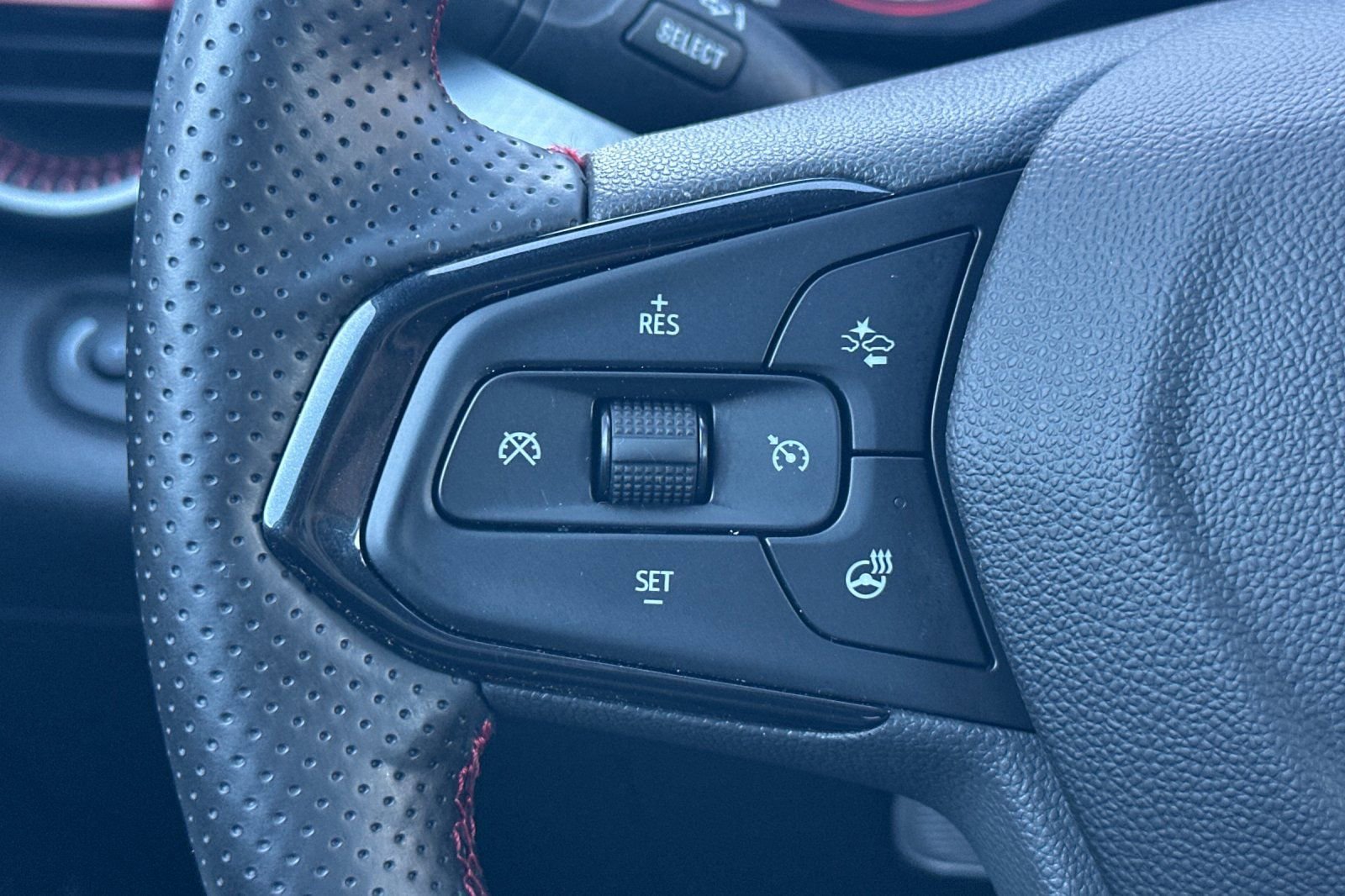 Used 2025 Chevrolet Trax RS image 36