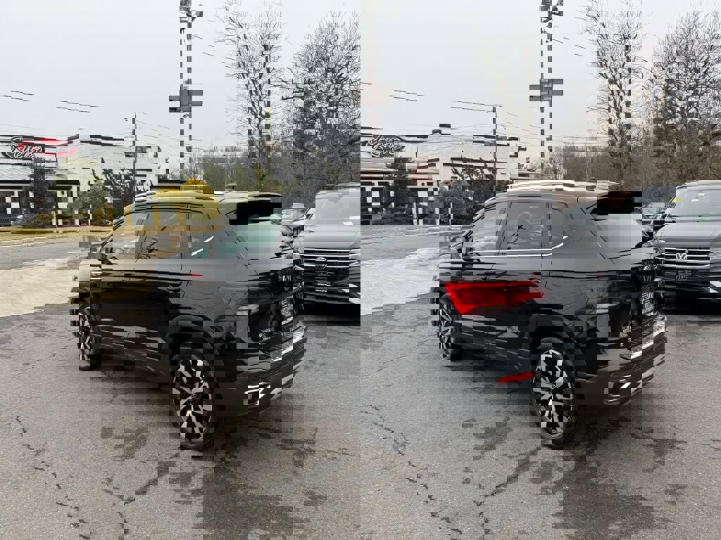 Used 2023 Volkswagen Taos SE w/ Panoramic Sunroof Package image 5