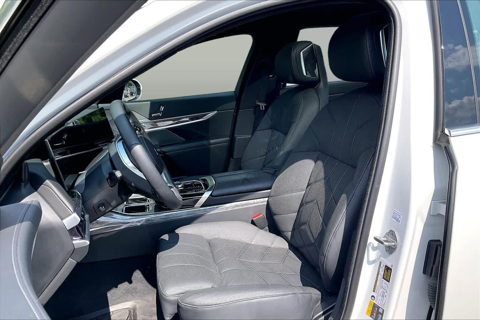 Used 2024 BMW i7 eDrive50 RWD image 7