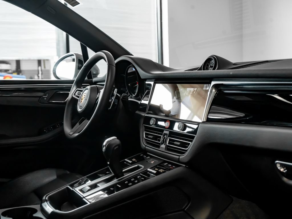 Certified 2026 Porsche Macan AWD/4WD image 31