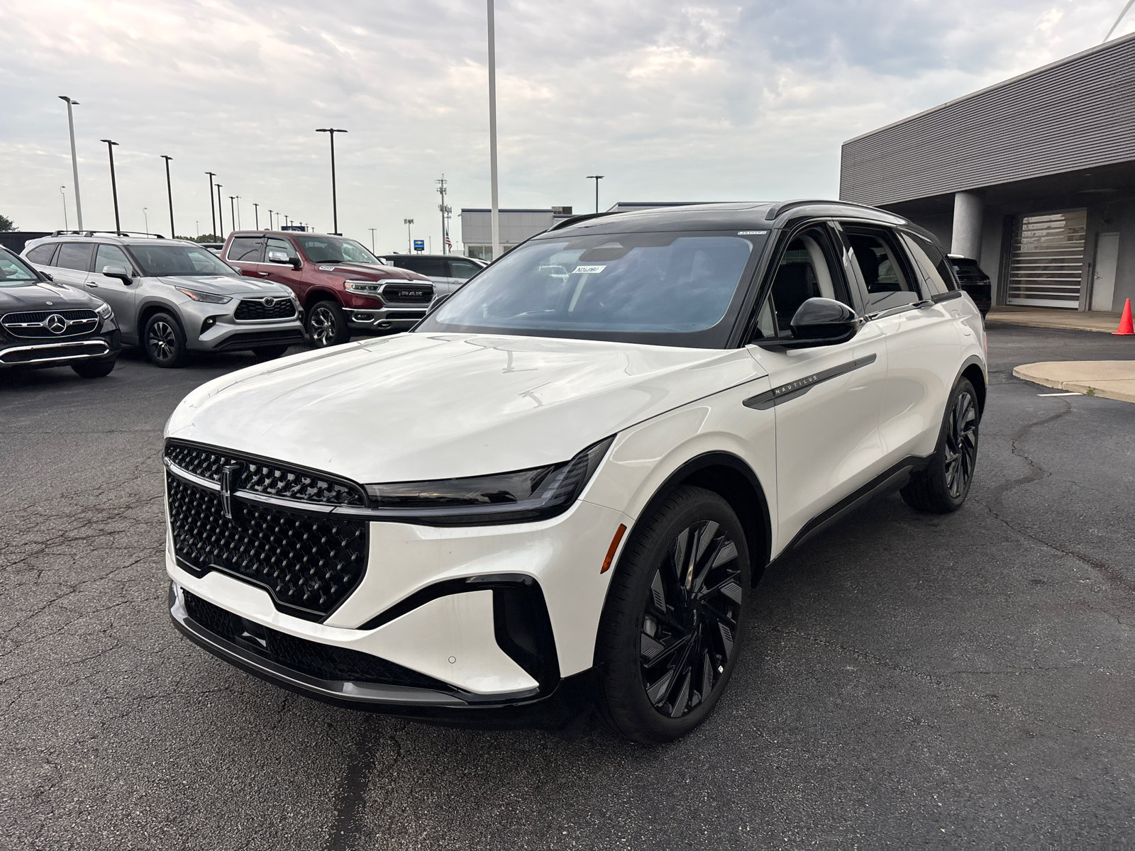 New 2026 Lincoln Nautilus Reserve AWD/4WD image 3
