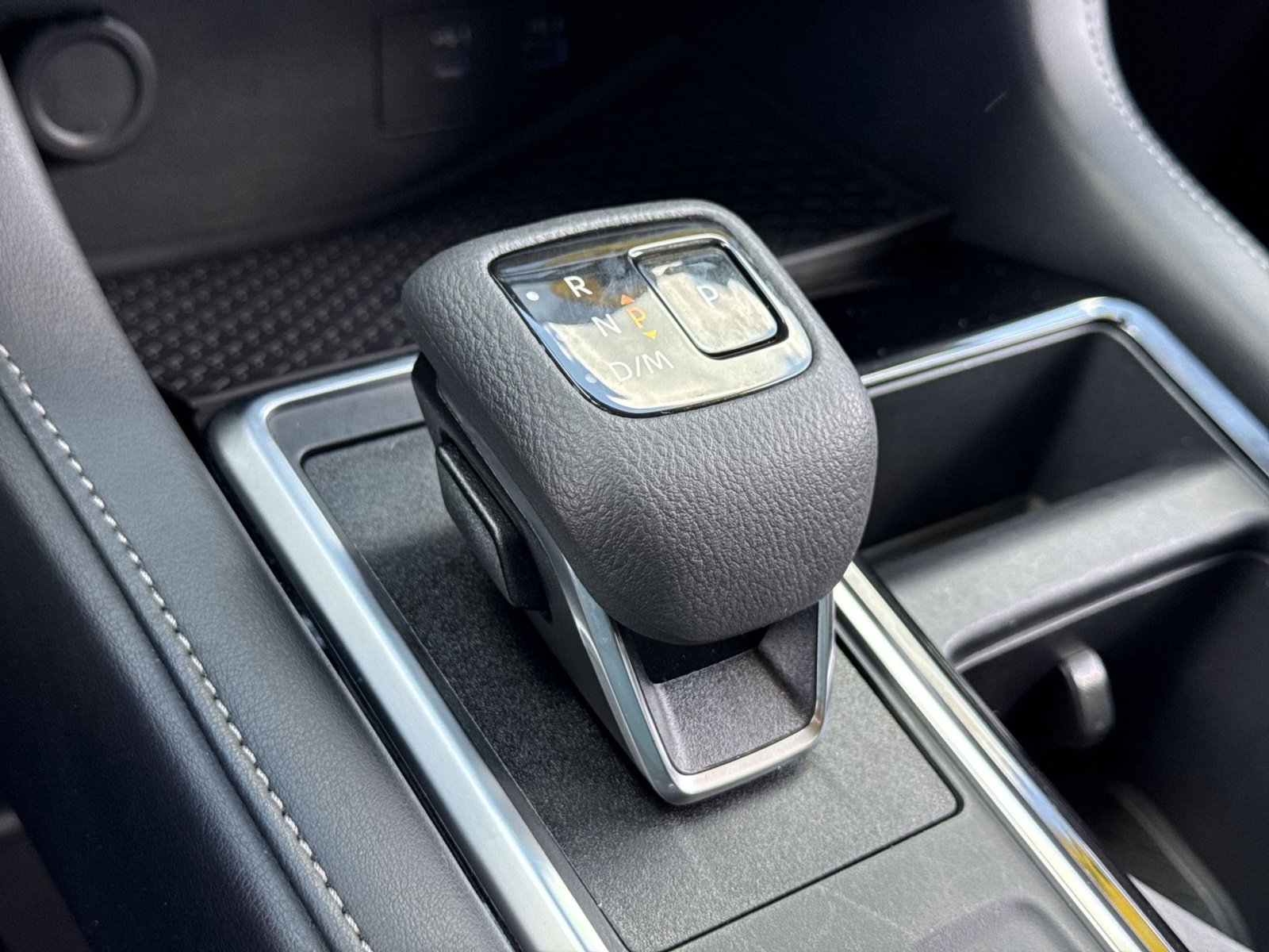 Used 2025 Nissan Pathfinder SV FWD image 23