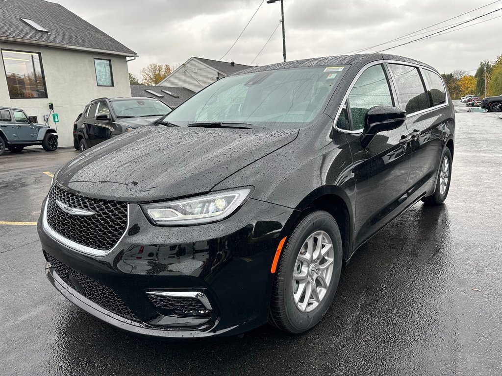 New 2026 Chrysler Pacifica Select image 5