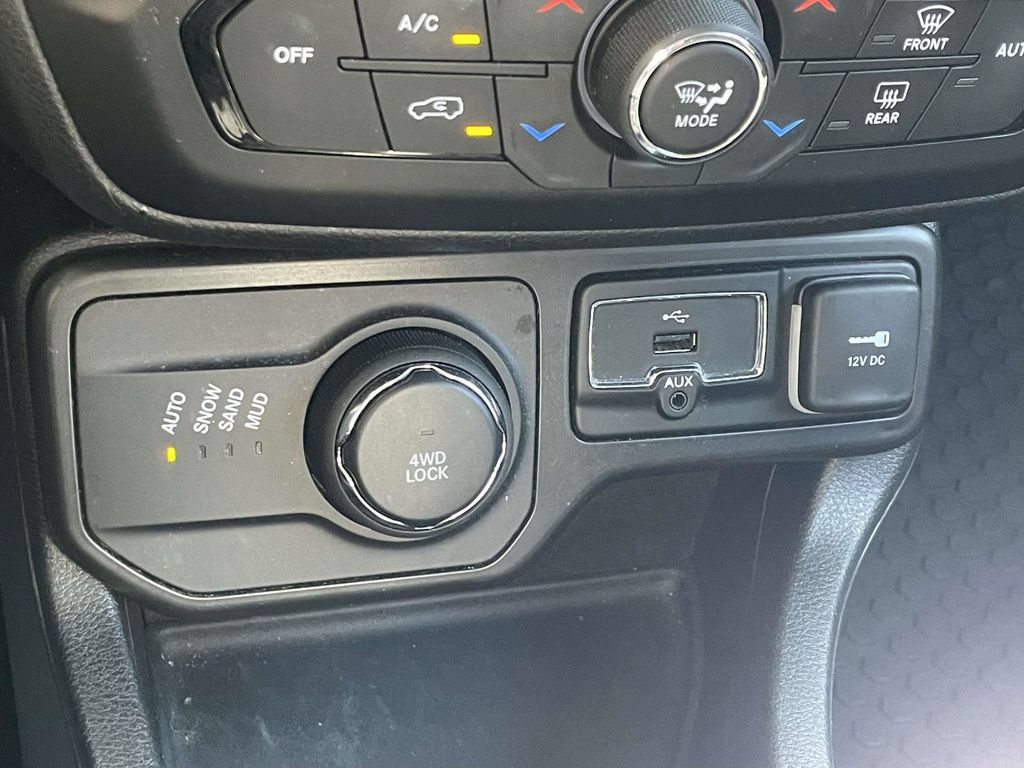 Certified 2020 Jeep Renegade Latitude w/ Popular Equipment Group AWD/4WD image 37