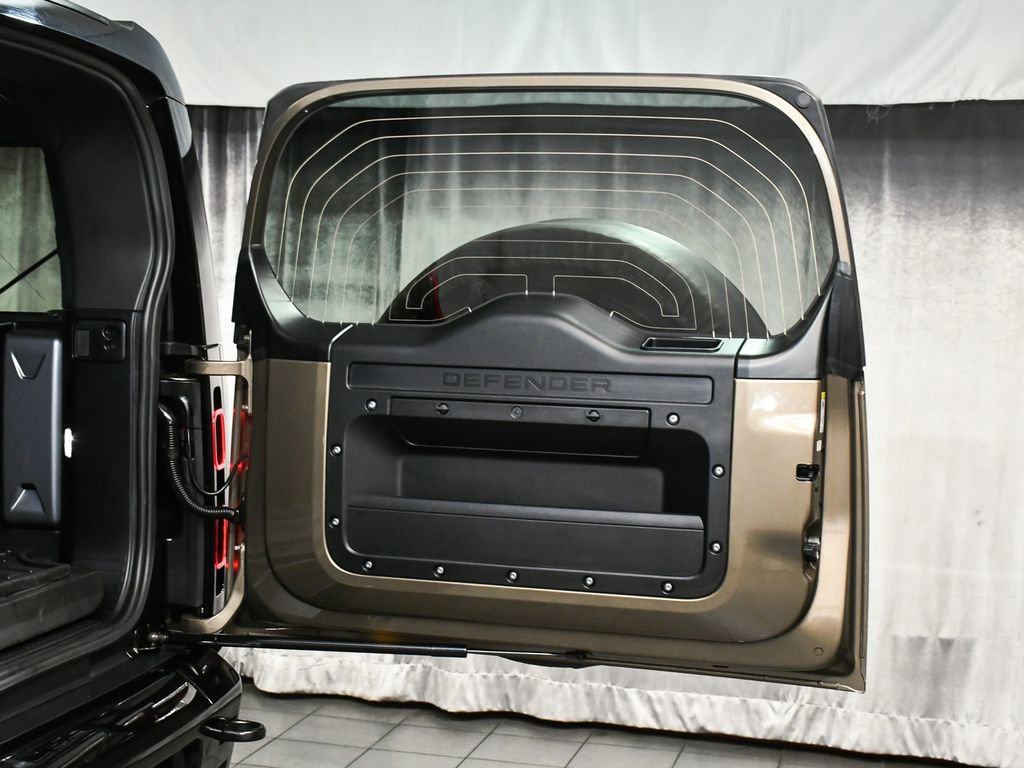 Used 2024 Land Rover Defender 130 X-Dynamic SE image 72