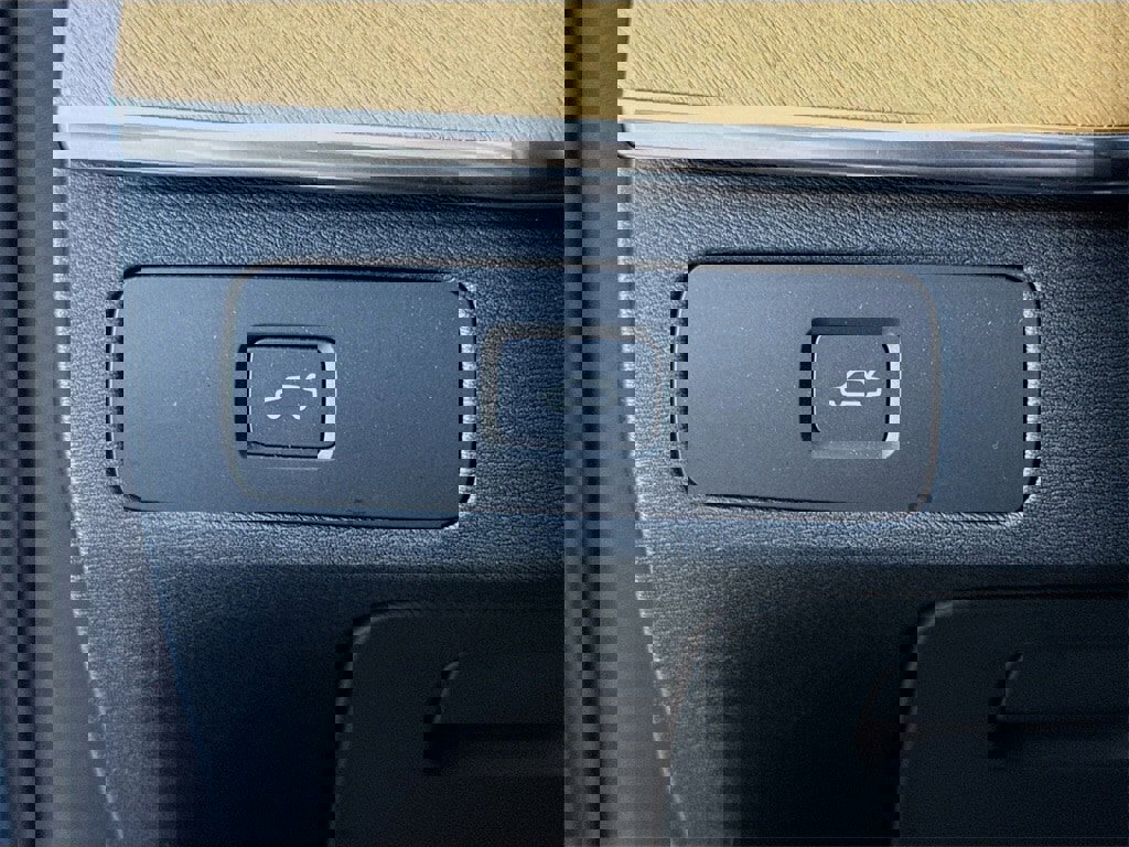 Certified 2025 Volvo XC90 B6 Core image 10