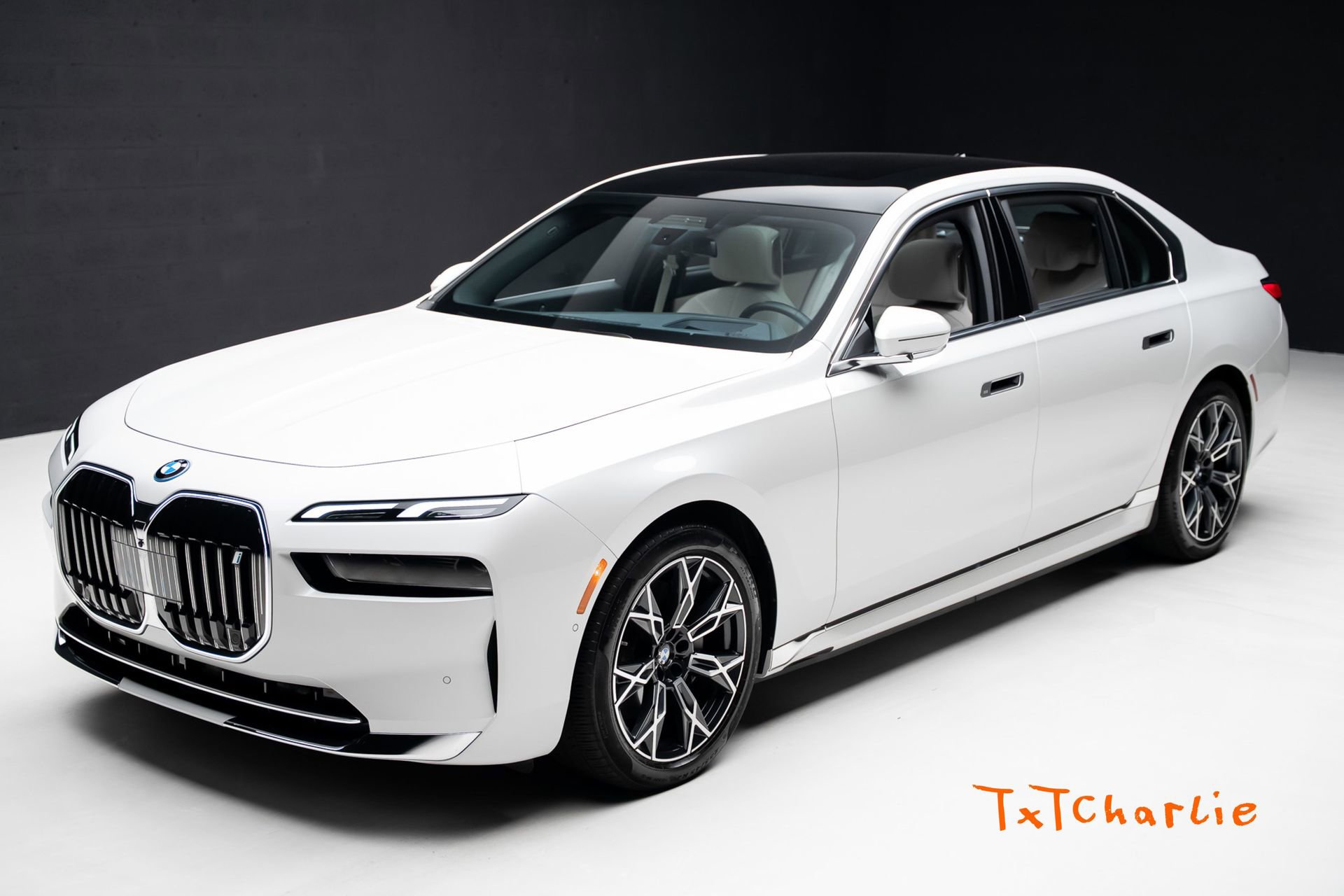 Used 2024 BMW i7 xDrive60 image 1