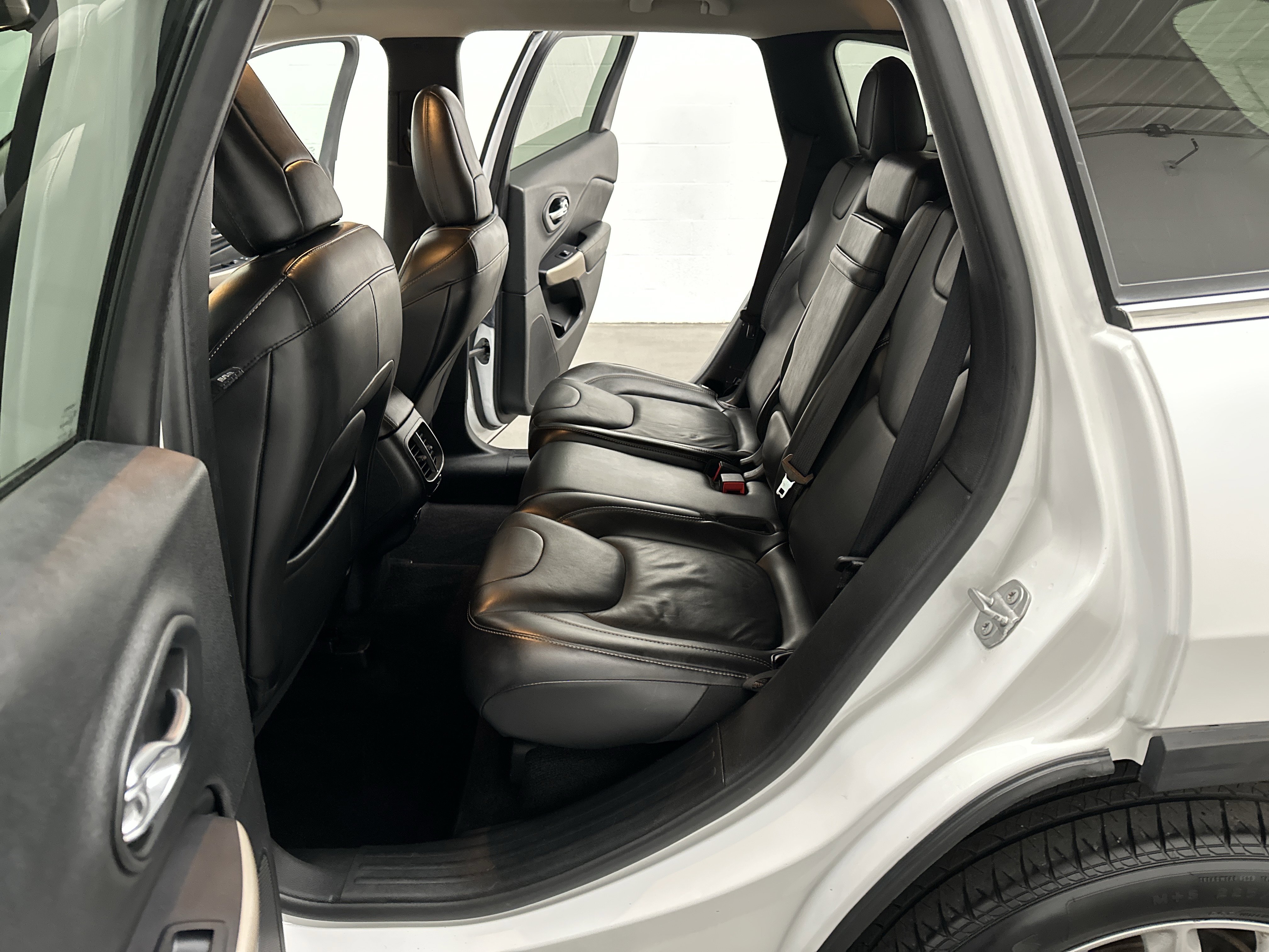 Used 2018 Jeep Cherokee Limited image 18