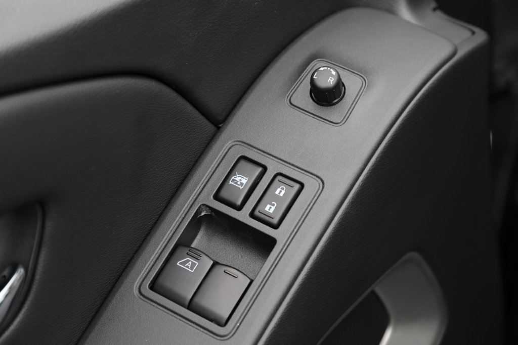 Used 2025 Nissan Frontier SV image 14