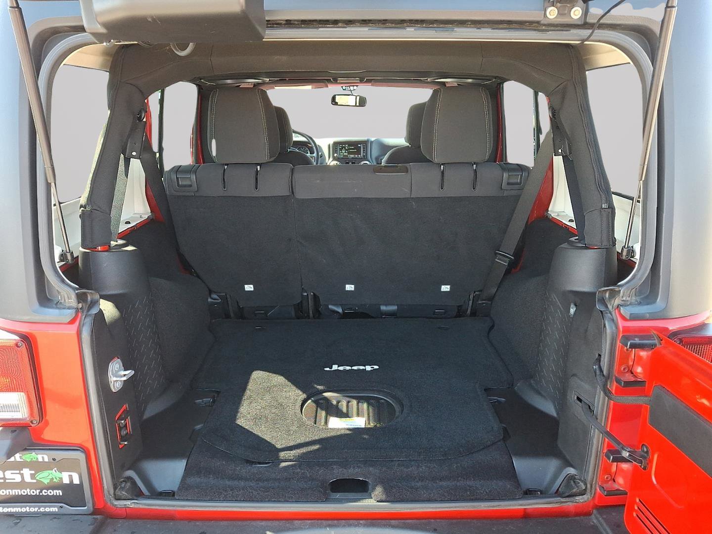 Used 2015 Jeep Wrangler Unlimited Rubicon w/ Connectivity Group image 27