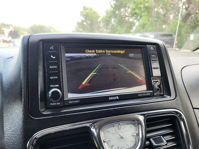 Used 2016 Chrysler Town & Country Touring FWD image 17