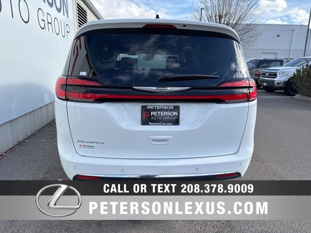 Used 2024 Chrysler Pacifica Touring-L image 4