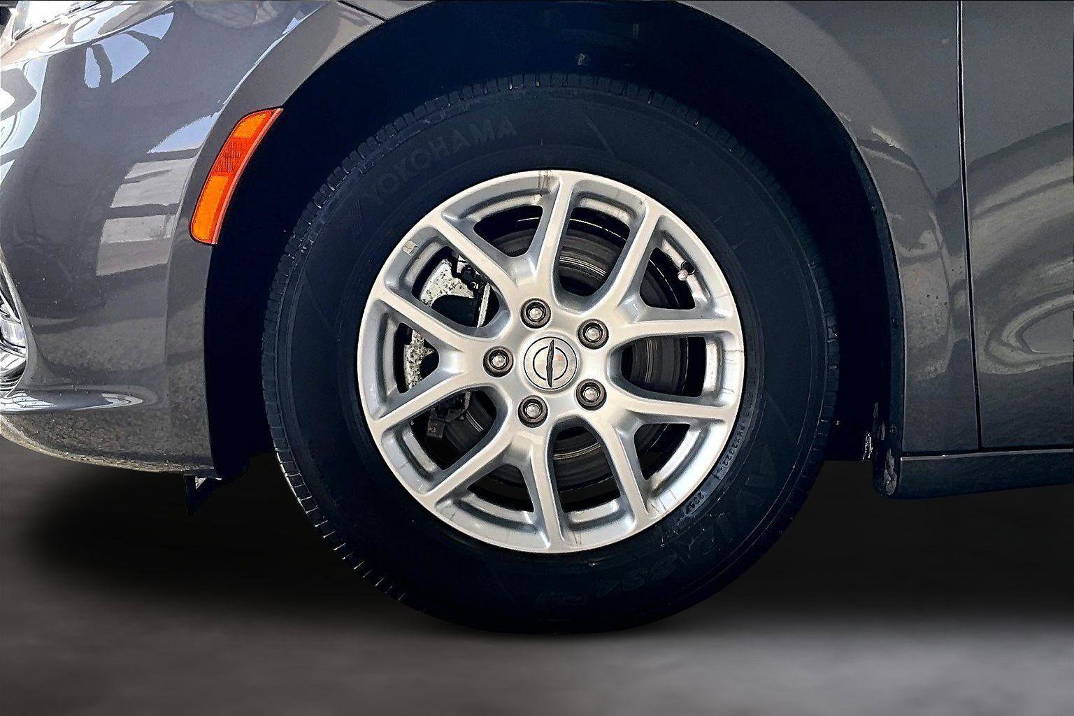 Used 2023 Chrysler Pacifica Touring-L image 10