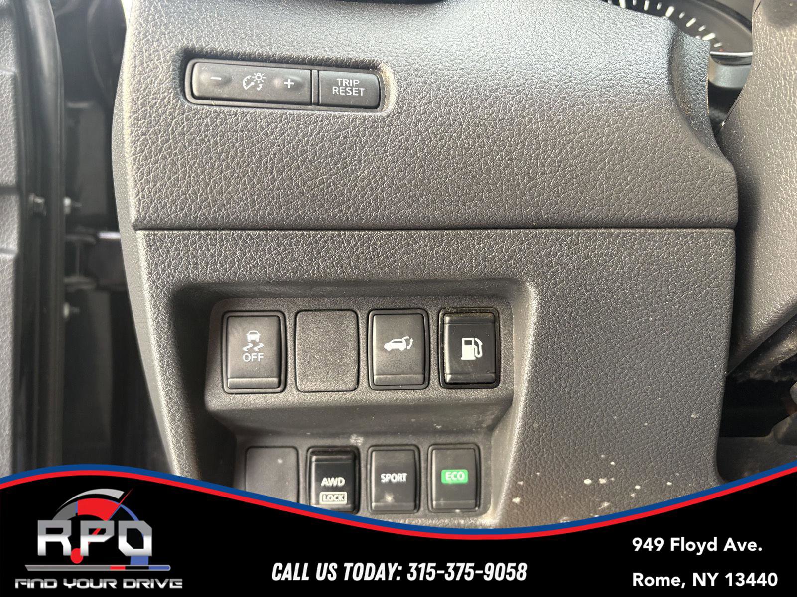 Used 2018 Nissan Rogue SV image 30