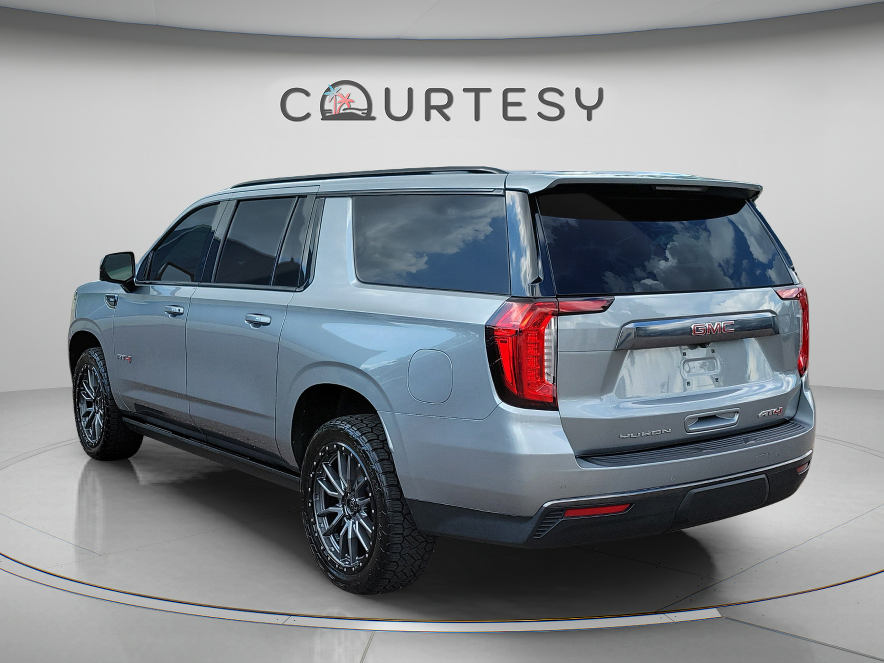 Used 2023 GMC Yukon XL AT4 w/ Technology Package AWD/4WD image 3