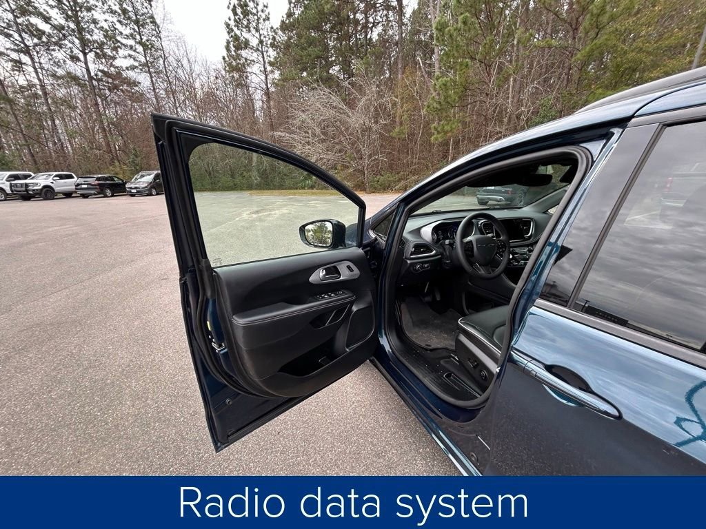 Used 2025 Chrysler Pacifica Limited image 28