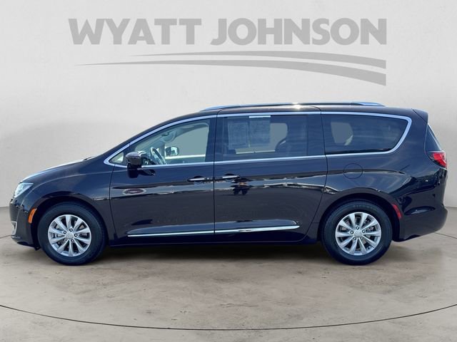 Used 2018 Chrysler Pacifica Touring-L FWD image 2