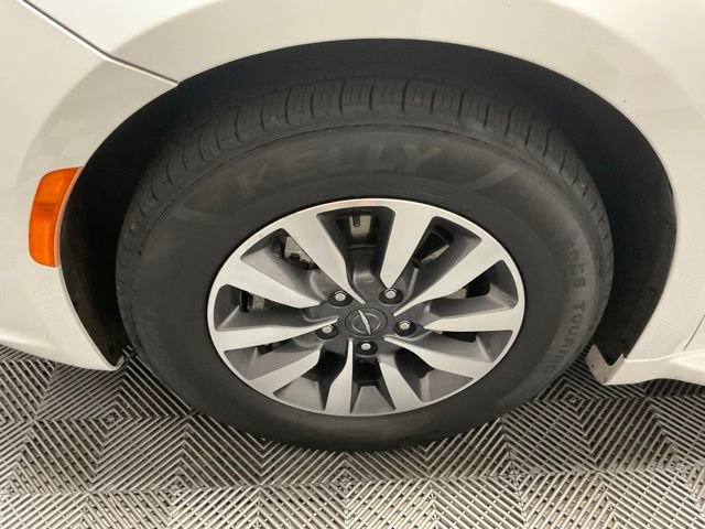 Used 2021 Chrysler Pacifica Touring FWD image 38