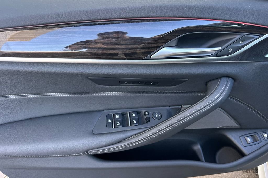 Used 2023 BMW 530e w/ M Sport Package image 10