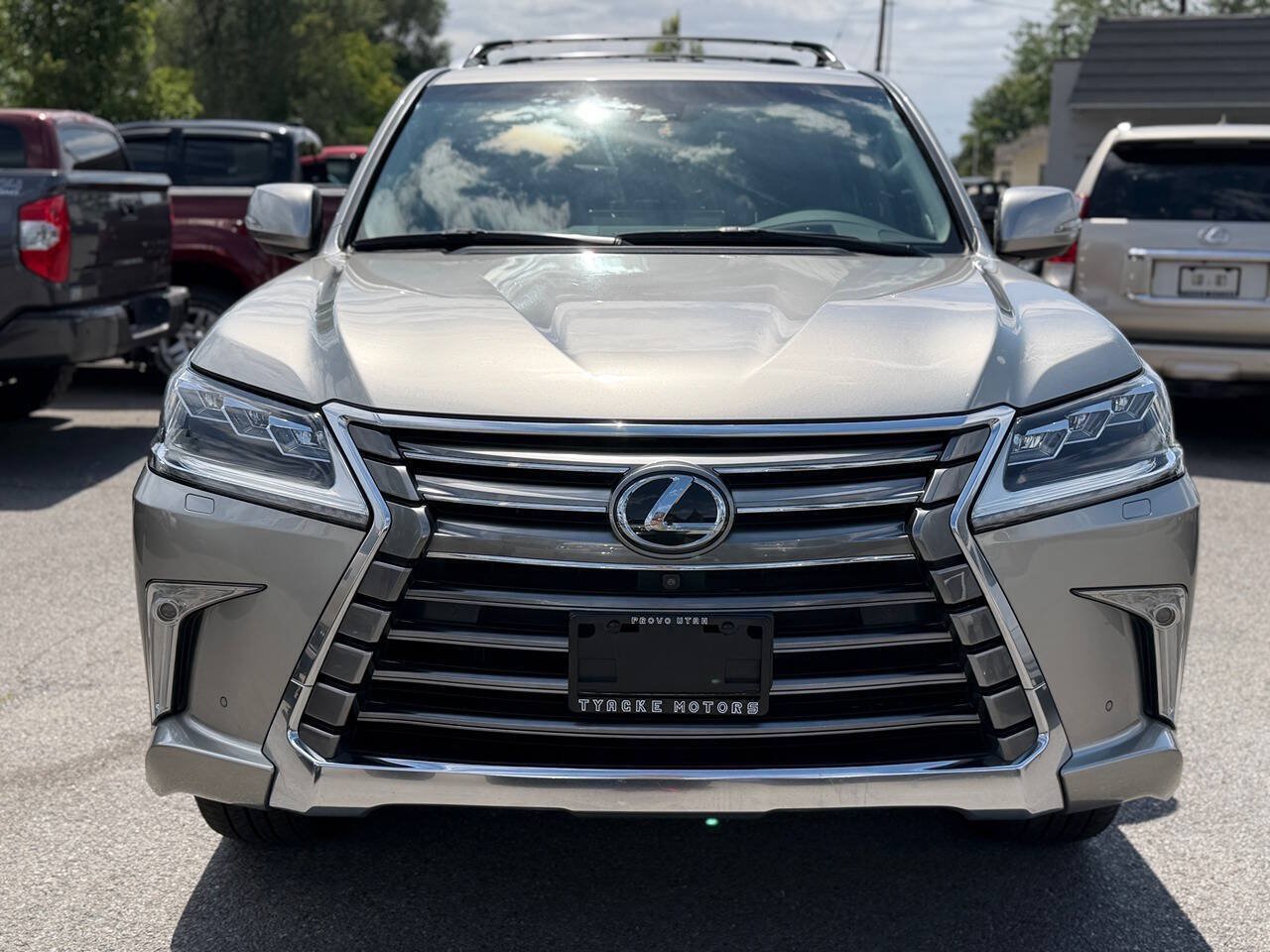 Used 2017 Lexus LX 570 4WD w/ Luxury Package image 3