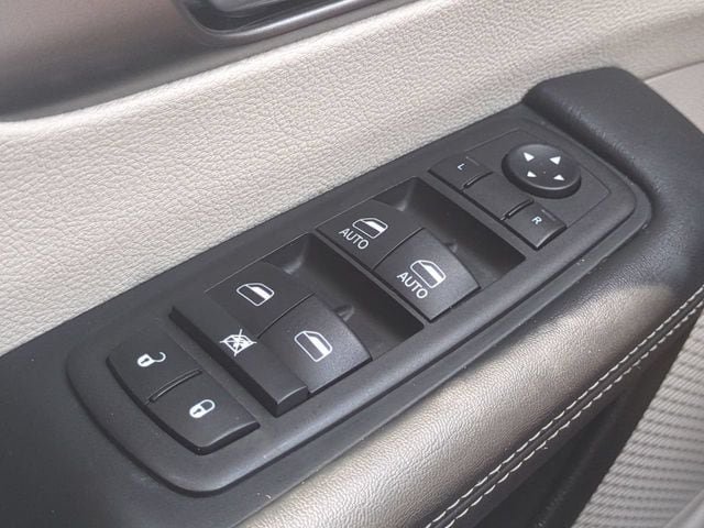 Used 2024 Chrysler Pacifica Touring-L FWD image 23