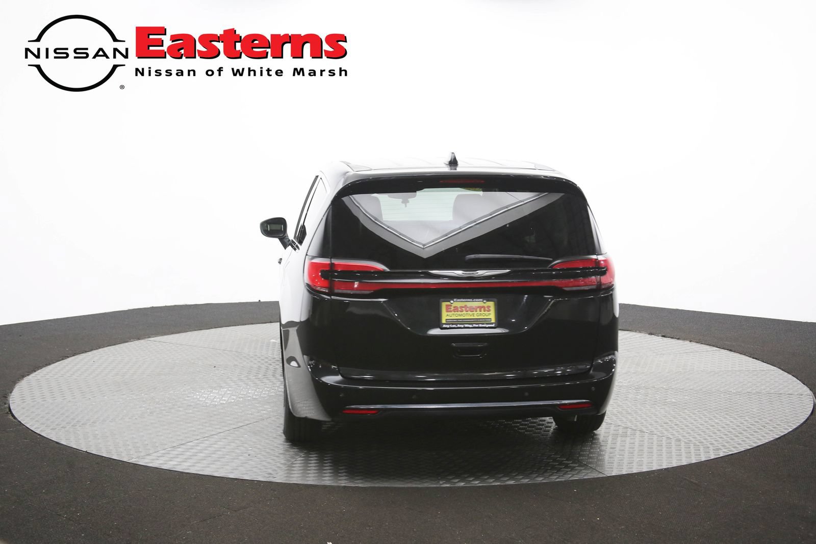 Used 2023 Chrysler Pacifica Touring-L FWD image 39