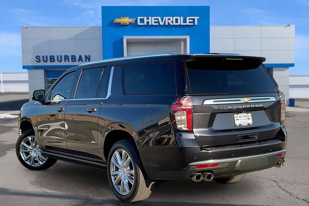 Used 2024 Chevrolet Suburban High Country RWD image 3
