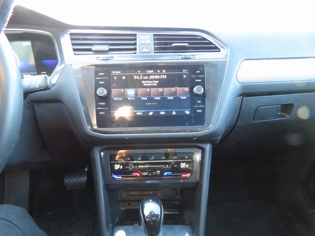 Used 2022 Volkswagen Tiguan SE w/ Panoramic Sunroof Package image 25