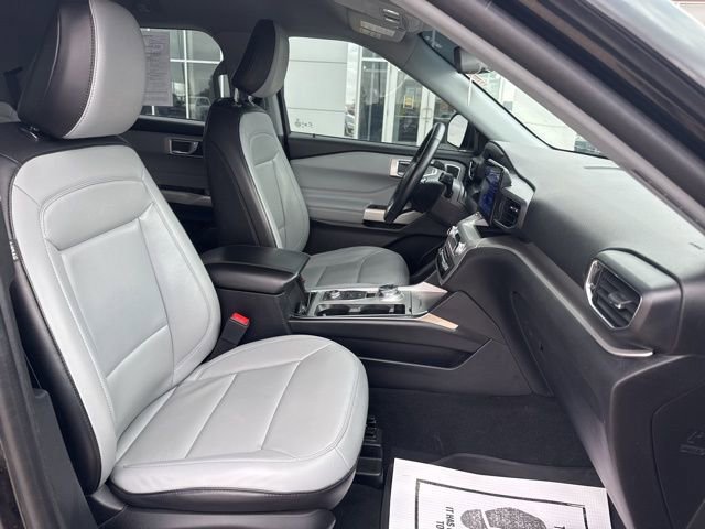 Used 2021 Ford Explorer XLT w/ Equipment Group 202A AWD/4WD image 14