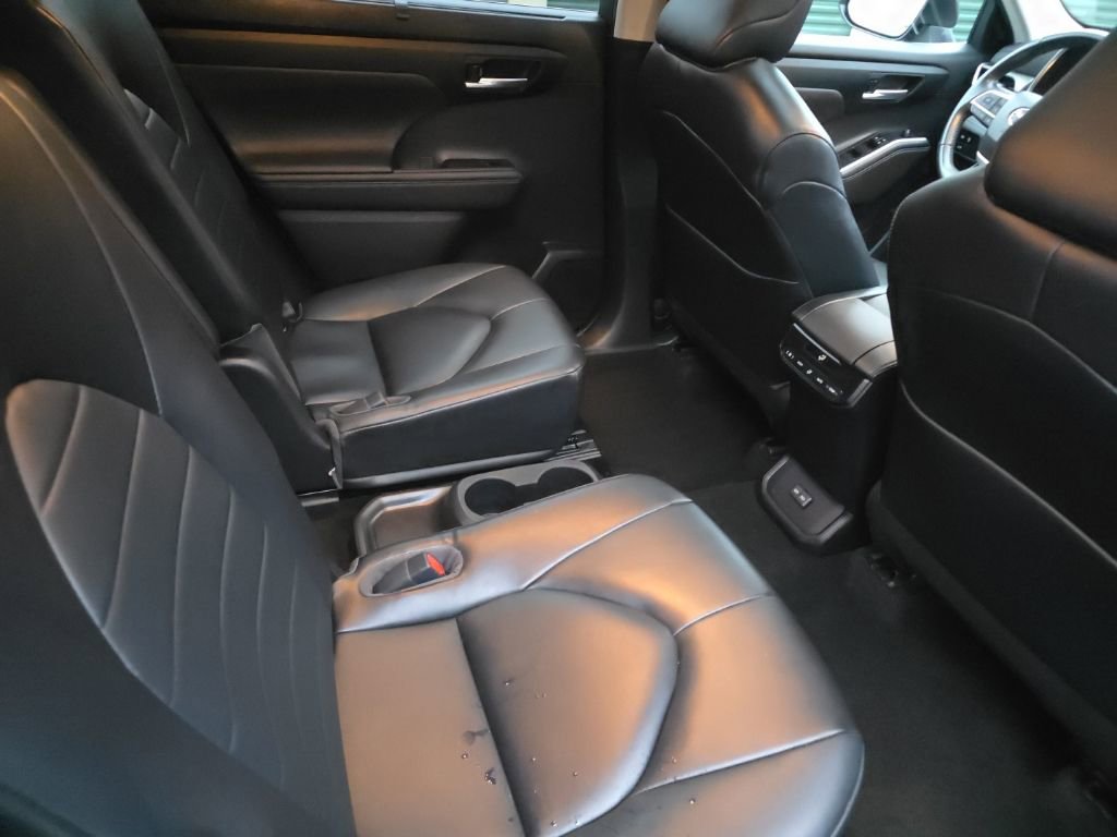 Used 2023 Toyota Highlander XLE image 18