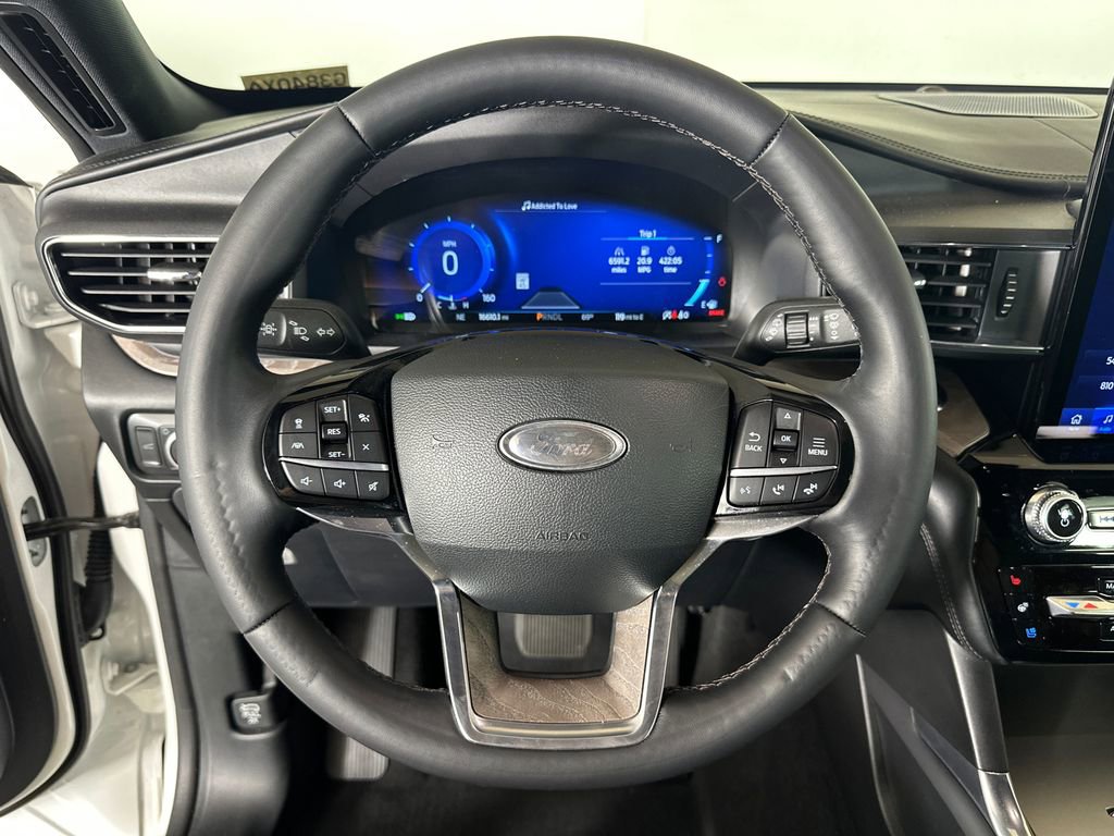 Used 2022 Ford Explorer Platinum w/ Equipment Group 601A AWD/4WD image 24