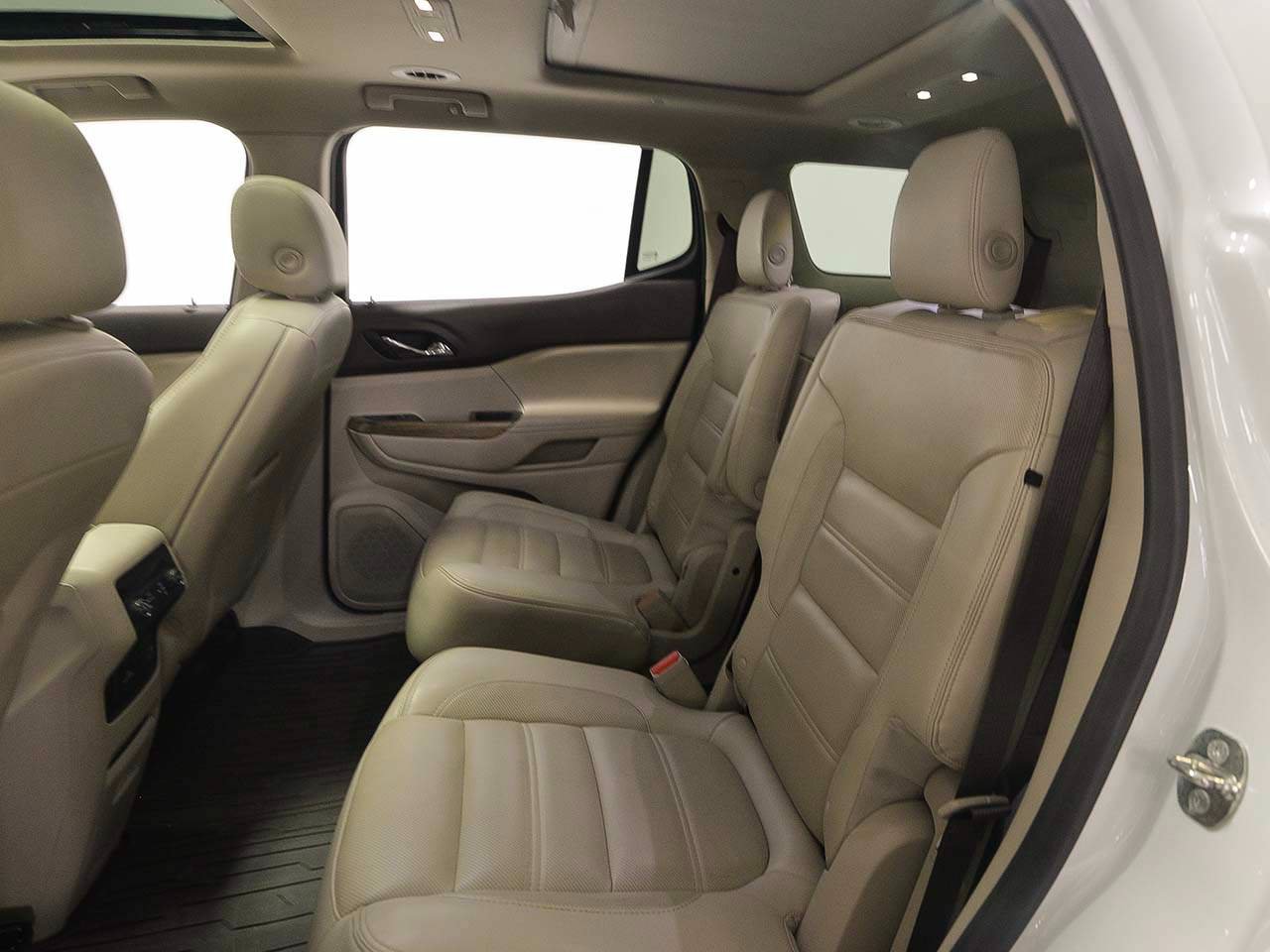 Used 2018 GMC Acadia Denali w/ Technology Package FWD image 12