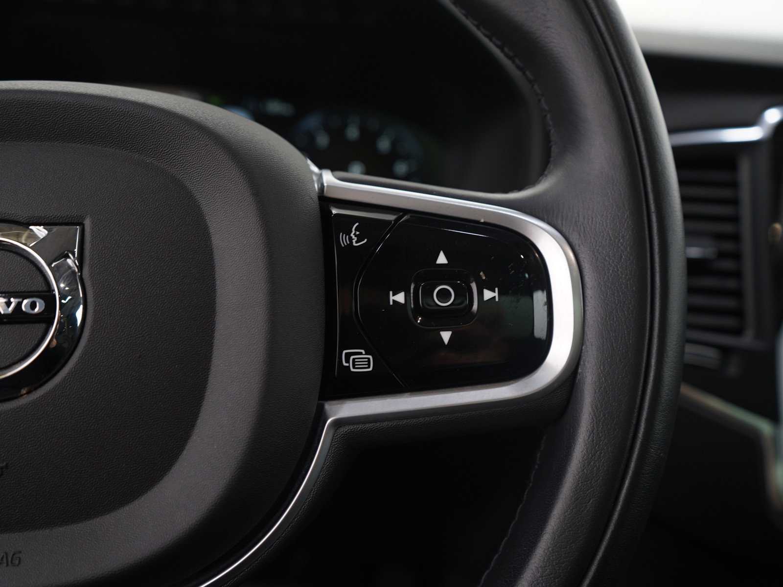 Used 2022 Volvo XC90 T6 Momentum w/ Climate Package image 35