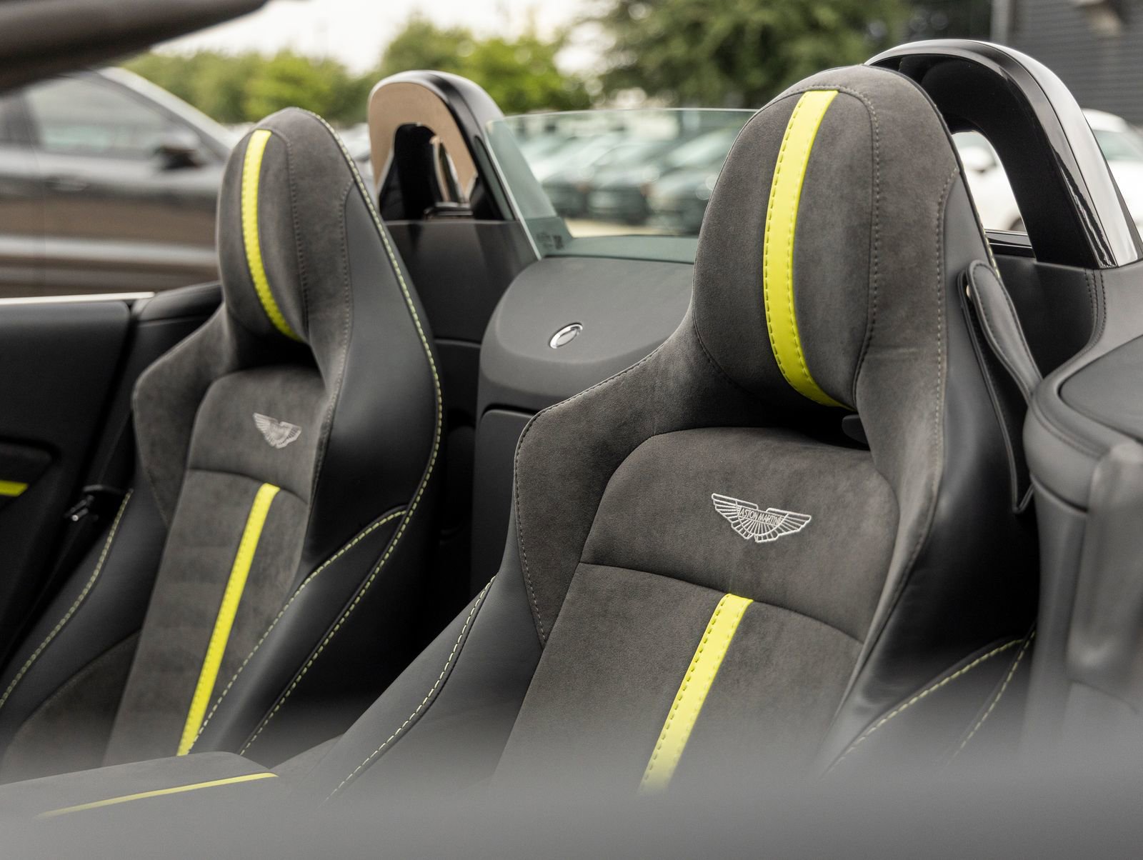 Used 2023 Aston Martin V8 Vantage Roadster RWD image 28