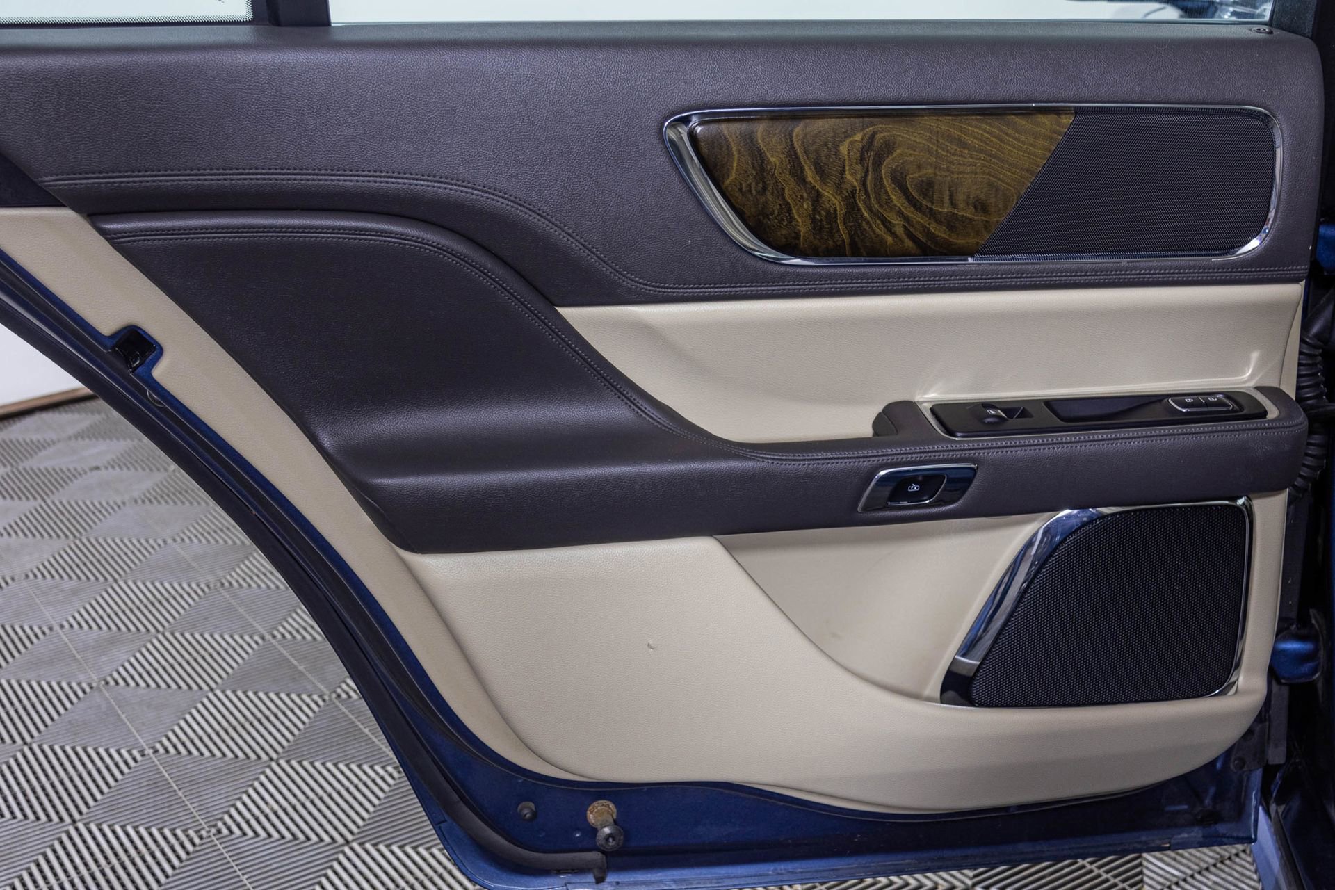 Used 2018 Lincoln Continental Select image 40